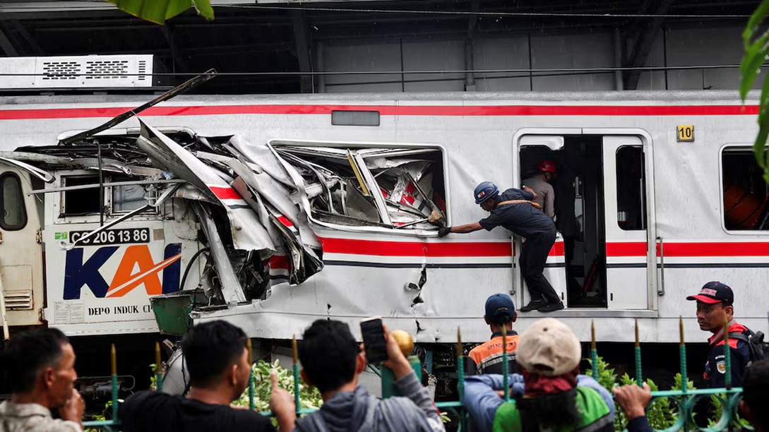 ইন্দোনেশিয়ায় ট্রেন সংঘর্ষে নিহত বেড়ে ১৪, আহত ৮৪